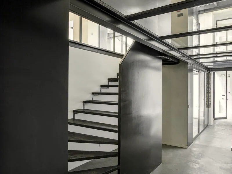 Escalier métallique minimaliste